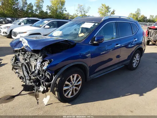 KNMAT2MT4HP529787 — 2017 Nissan Rogue, zdjęcie 2 z IAAI 13.10.2026, Przód