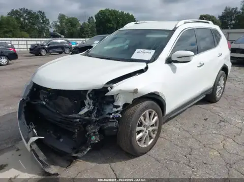 KNMAT2MT2HP601280 — 2017 Nissan Rogue, foto 2 de IAAI, Parte delantera