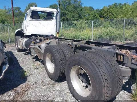 2NP3LJ0X7LM709466 — 2020 Peterbilt 348, фото 3 з IAAI 23.10.2026, Пошкодження з усіх боків