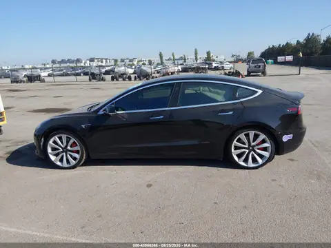 5YJ3E1EB6JF082673 — 2018 Tesla Model 3 Long Range/Performance, ფოტო 16, IAAI 26.10.2026, მარჯვენა მხარე