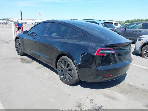 5YJ3E1EB2JF097011 — 2018 Tesla Model 3 Long Range/Performance, zdjęcie 3 z IAAI 22.10.2026, Prawy przód