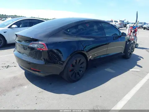 5YJ3E1EB2JF097011 — 2018 Tesla Model 3 Long Range/Performance, zdjęcie 4 z IAAI 22.10.2026, Prawy przód