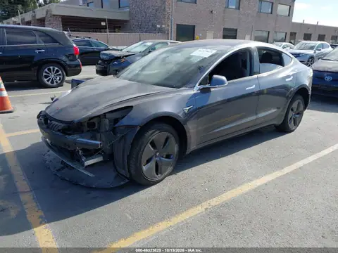5YJ3E1EB6JF128504 — 2018 Tesla Model 3 Long Range/Performance, foto 2 de IAAI 26.10.2026, Lado derecho