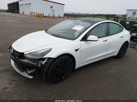 5YJ3E1EB0NF174254 — 2022 Tesla Model 3 Long Range, foto 2 de IAAI 22.10.2026, Parte delantera
