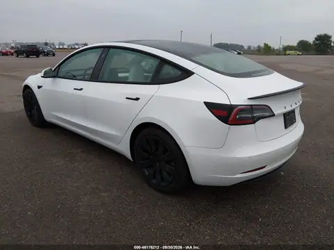 5YJ3E1EB0NF174254 — 2022 Tesla Model 3 Long Range, foto 3 de IAAI 22.10.2026, Parte delantera