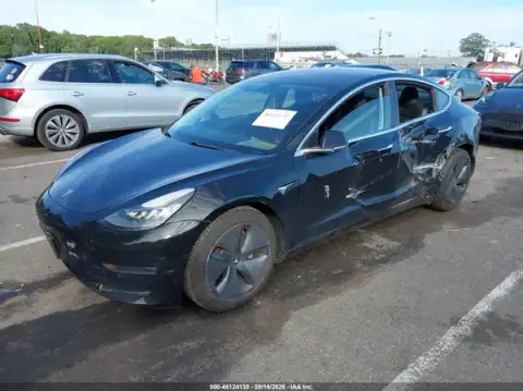 5YJ3E1EB9JF064121 — 2018 Tesla Model 3, zdjęcie 2 z IAAI 22.10.2026, Lewy bok