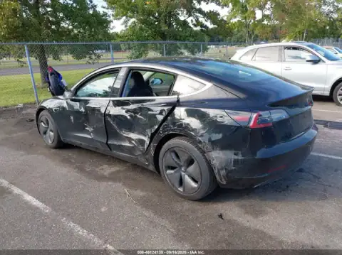 5YJ3E1EB9JF064121 — 2018 Tesla Model 3, zdjęcie 3 z IAAI 22.10.2026, Lewy bok