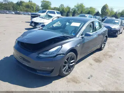 5YJ3E1EB9JF169824 — 2018 Tesla Model 3, zdjęcie 2 z IAAI, Uszkodzenia dookoła