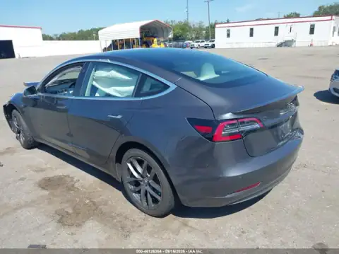 5YJ3E1EB9JF169824 — 2018 Tesla Model 3, zdjęcie 3 z IAAI, Uszkodzenia dookoła