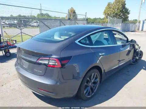 5YJ3E1EB9JF169824 — 2018 Tesla Model 3, zdjęcie 4 z IAAI, Uszkodzenia dookoła