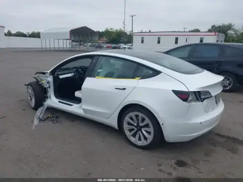 5YJ3E1EB7MF068172 — 2021 Tesla Model 3, foto 3 de IAAI, Daños en todo el vehículo