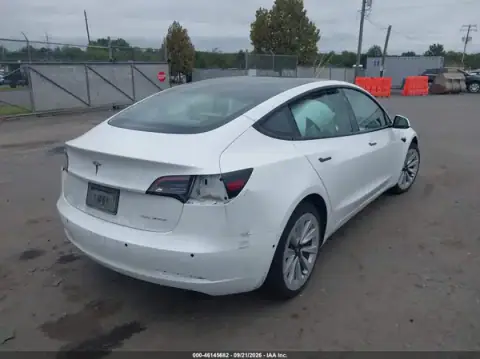 5YJ3E1EB7MF068172 — 2021 Tesla Model 3, foto 4 de IAAI, Daños en todo el vehículo