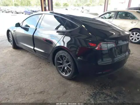 5YJ3E1EA5MF045609 — 2021 Tesla Model 3, photo 3 from IAAI 22.10.2026, Right side