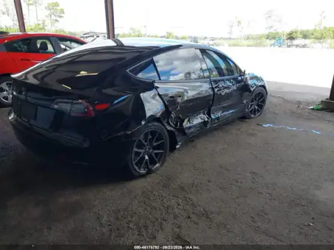 5YJ3E1EA5MF045609 — 2021 Tesla Model 3, photo 4 from IAAI 22.10.2026, Right side
