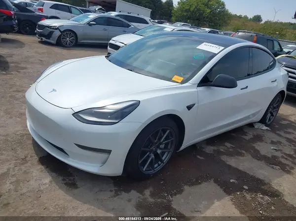 5YJ3E1EB5MF979424 — 2021 Tesla Model 3, zdjęcie 2 z IAAI, Prawy przód