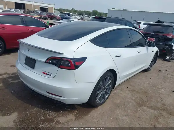 5YJ3E1EB5MF979424 — 2021 Tesla Model 3, zdjęcie 4 z IAAI, Prawy przód