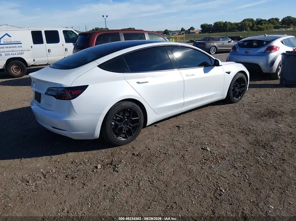 5YJ3E1EBXMF033478 — 2021 Tesla Model 3, фото 4 с аукциона IAAI, Задняя часть слева