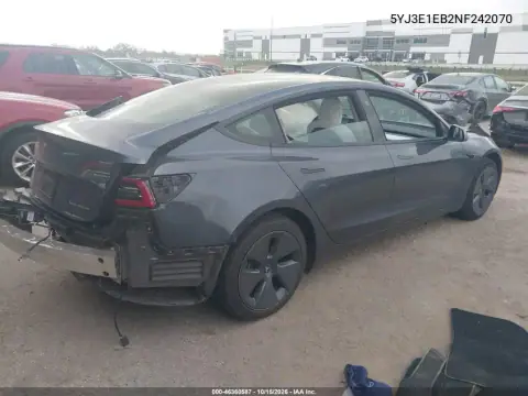 5YJ3E1EB2NF242070 — 2022 Tesla Model 3, zdjęcie 4 z IAAI, Tył