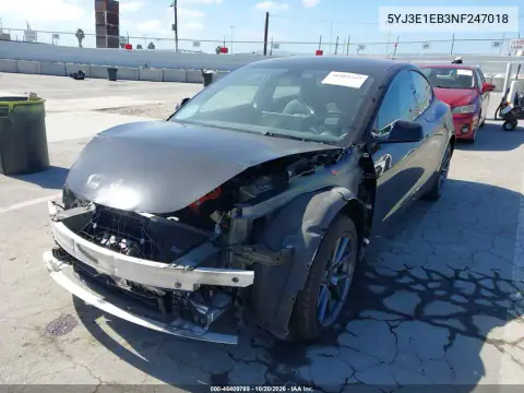 5YJ3E1EB3NF247018 — 2022 Tesla Model 3, zdjęcie 2 z IAAI, Przód