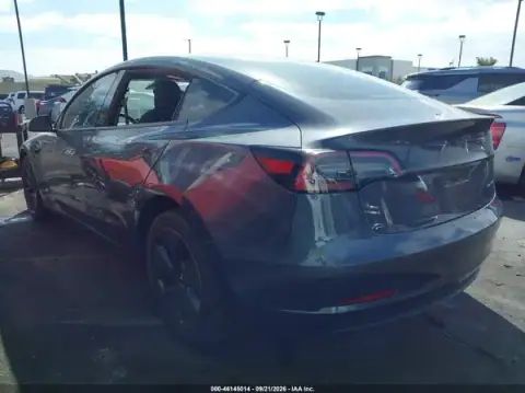 5YJ3E1EB2PF622352 — 2023 Tesla Model 3, photo 3 from IAAI, Right side