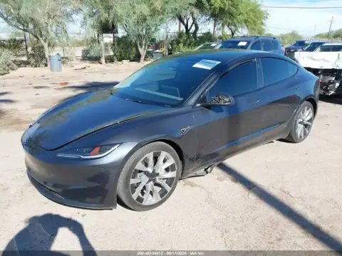 5YJ3E1EB7RF724877 — 2024 Tesla Model 3, foto 2 de IAAI 24.09.2026, Daños en los bajos