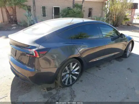 5YJ3E1EB7RF724877 — 2024 Tesla Model 3, foto 4 de IAAI 24.09.2026, Daños en los bajos