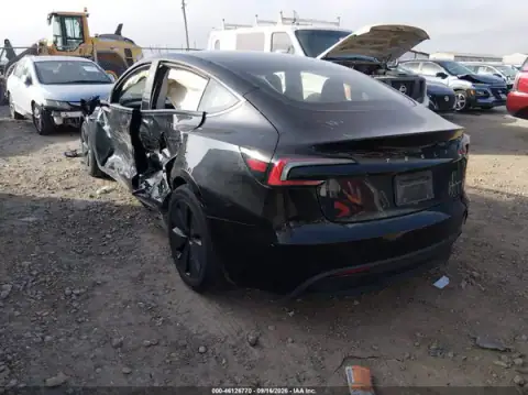 5YJ3E1EBXRF736554 — 2024 Tesla Model 3, ფოტო 3, IAAI, მარცხენა და მარჯვენა მხარე