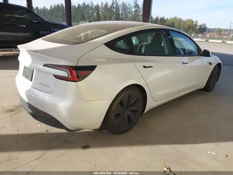 5YJ3E1EB9RF740093 — 2024 Tesla Model 3, zdjęcie 4 z IAAI 28.10.2026, Lewy bok