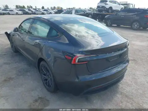 5YJ3E1EBXSF950000 — 2025 Tesla Model 3, zdjęcie 3 z IAAI 02.10.2026, Przód
