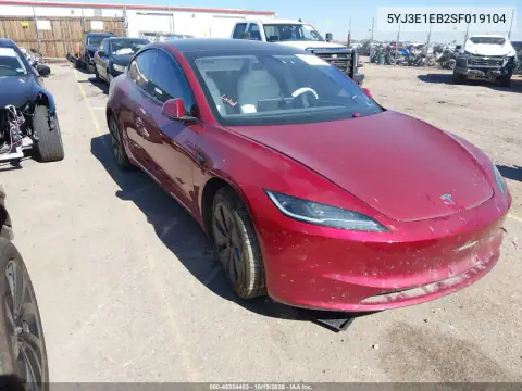 5YJ3E1EB2SF019104 — 2025 Tesla Model 3, Parte delantera, fotos antes de reparar