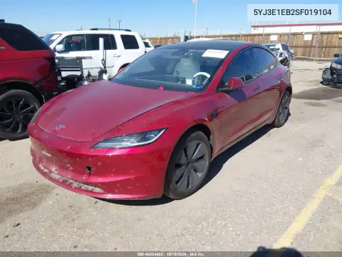 5YJ3E1EB2SF019104 — 2025 Tesla Model 3, zdjęcie 2 z IAAI, Przód