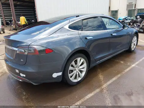 5YJSA1H18FFP77092 — 2015 Tesla Model S, zdjęcie 4 z IAAI 20.10.2026, Zalanie