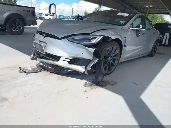 5YJSA1E23HF178679 — 2017 Tesla Model S, zdjęcie 2 z IAAI 19.10.2026, Prawy przód