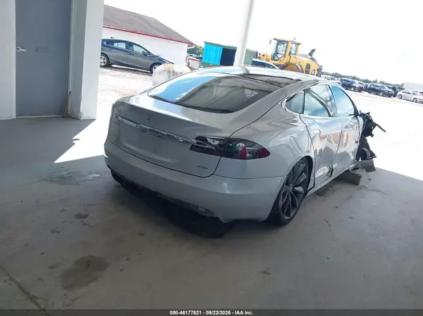 5YJSA1E23HF178679 — 2017 Tesla Model S, zdjęcie 4 z IAAI 19.10.2026, Prawy przód