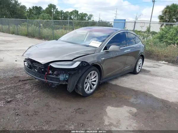 5YJXCBE28GF015885 — 2016 Tesla Model X, photo 2 from IAAI, Front and rear