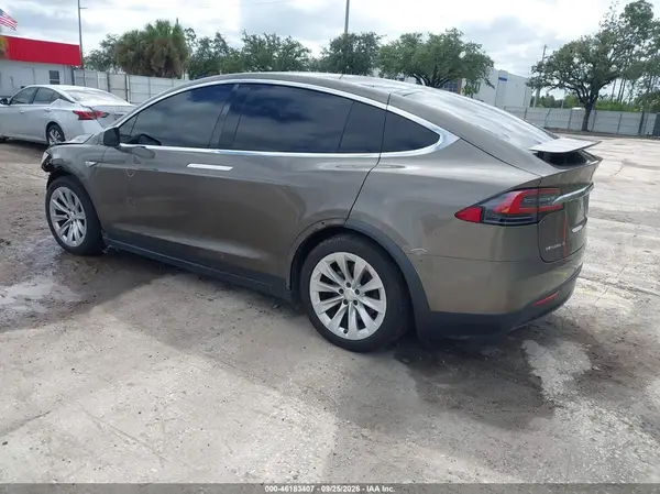 5YJXCBE28GF015885 — 2016 Tesla Model X, photo 3 from IAAI, Front and rear