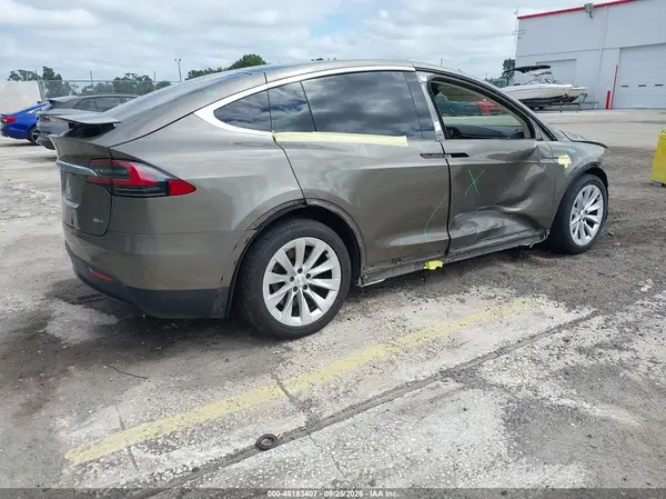 5YJXCBE28GF015885 — 2016 Tesla Model X, photo 4 from IAAI, Front and rear