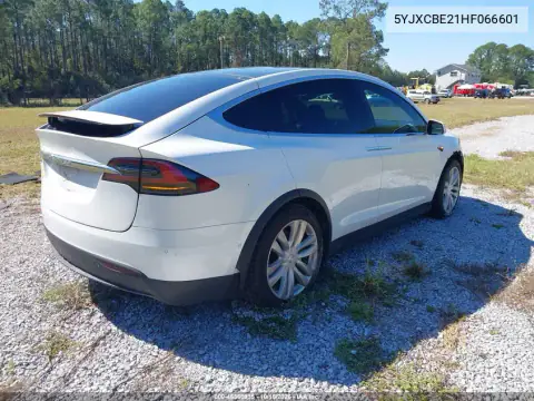 5YJXCBE21HF066601 — 2017 Tesla Model X, foto 4 de IAAI, Inundación