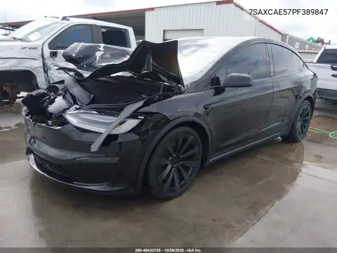 7SAXCAE57PF389847 — 2023 Tesla Model X, ფოტო 2, IAAI, წინა ნაწილი