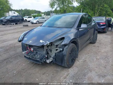 7SAYGDEE4NF425923 — 2022 Tesla Model Y Long Range, photo 2 from IAAI 21.10.2026, Front end