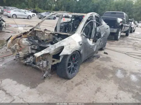 5YJYGDEF2LF000431 — 2020 Tesla Model Y, photo 2 from IAAI 21.10.2026, Complete burn