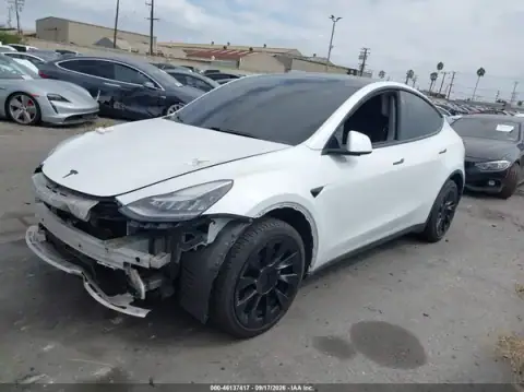 5YJYGDEE5LF011110 — 2020 Tesla Model Y, zdjęcie 2 z IAAI 17.10.2026, Prawy przód