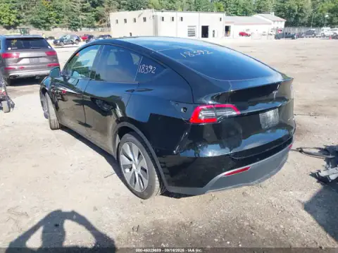 5YJYGDEE7MF067261 — 2021 Tesla Model Y, foto 3 de IAAI, Lado derecho