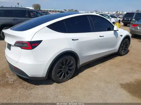 5YJYGDED2MF122660 — 2021 Tesla Model Y, photo 4 from IAAI, Left side