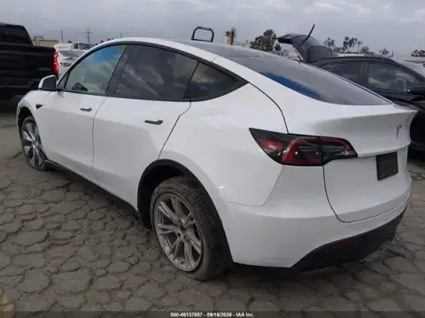 5YJYGDEE2MF159331 — 2021 Tesla Model Y, zdjęcie 3 z IAAI, Przód