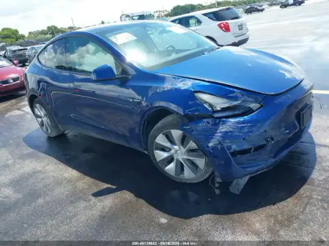 5YJYGAEE4MF256772 Tesla Model Y 2021 — Left front damage, before-repair photo