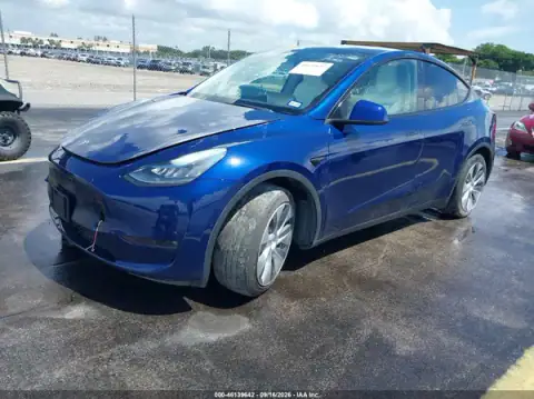 5YJYGAEE4MF256772 — 2021 Tesla Model Y, zdjęcie 2 z IAAI, Lewy przód