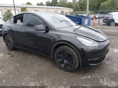 5YJYGDED6MF107109 Tesla Model Y 2021 — Vandalism damage, before-repair photo