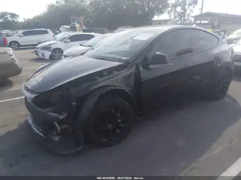 5YJYGAEE1MF304101 — 2021 Tesla Model Y, фото 2 з IAAI, Передня частина