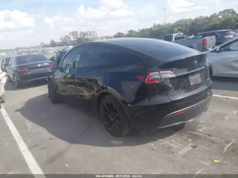 5YJYGAEE1MF304101 — 2021 Tesla Model Y, фото 3 з IAAI, Передня частина